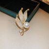 Leaf brooch