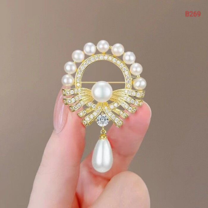 Round brooch