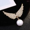 Drpo pearl brooch