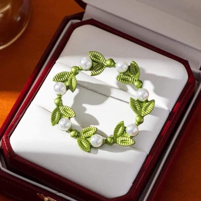Green leaf Round brooch